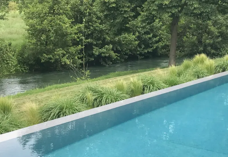 Giardino con piscina e area solarium e zona relax